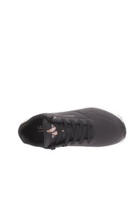 Schwarzer Sportschuh mit durchbrochenem Obermaterial, Schnürsenkeln und strukturiertem Sohlen. Verfügt über roségoldene Akzente und Branding an der Zunge.