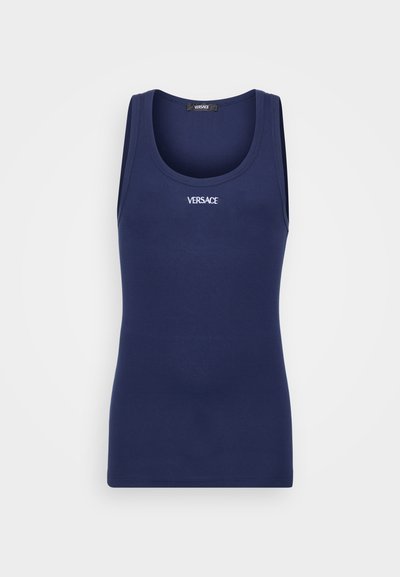 Mørkeblå tanktop laget av bomull, med en figursydd design, ermeløs snitt, og hvit "VERSACE"-logo på forsiden. Glatt tekstur.