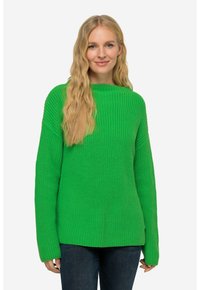 Grüner Strickpullover mit weitem Halsausschnitt und langen Ärmeln. Verfügt über ein strukturiertes Muster und einen lässigen Schnitt. Kombiniert mit dunklen Jeans.