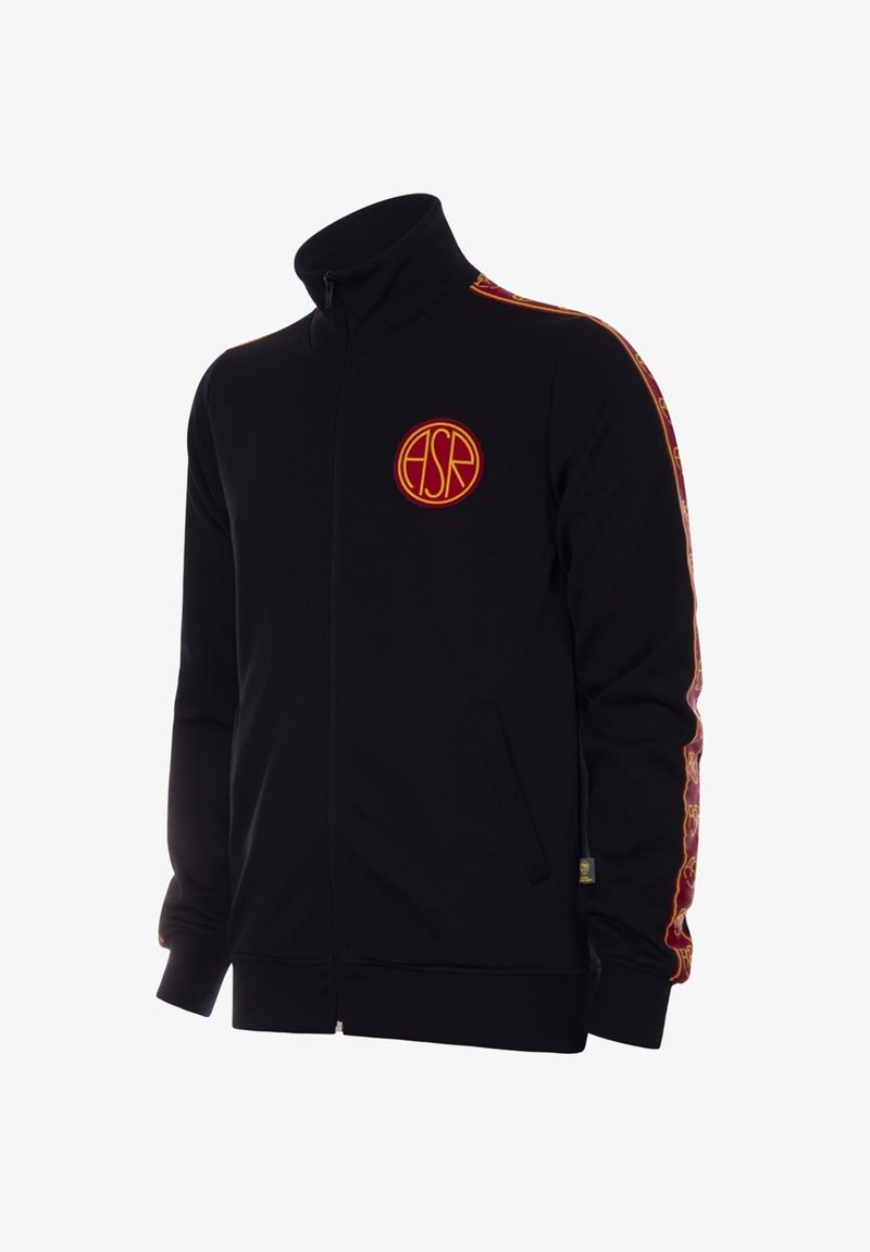 Giacca nera con zip e colletto alto, caratterizzata da un logo ricamato giallo-rosso e strisce laterali a motivo giallo e rosso.