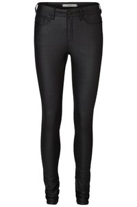 Černé skinny džíny vyrobené z hladkého, elastického materiálu. Mají klasický pětikapsový design a zapínání na přední knoflík.
