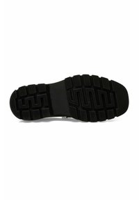 Suola di scarpa in gomma nera con un motivo di battistrada testurizzato, caratterizzato da scanalature profonde per una migliore aderenza. Forma piatta e ampia per una maggiore stabilità.