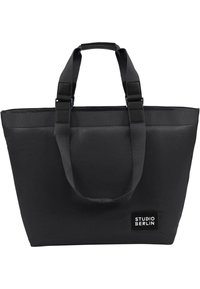 Borsa tote nera realizzata in tessuto resistente. Presenta due manici superiori, una forma rettangolare e una patch con il logo "STUDIO BERLIN" in testo bianco.