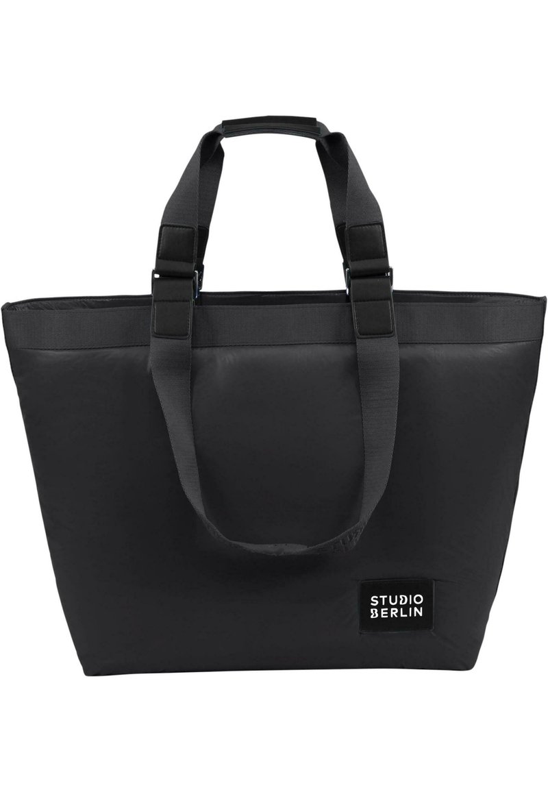 Borsa tote nera realizzata in tessuto resistente. Presenta due manici superiori, una forma rettangolare e una patch con il logo "STUDIO BERLIN" in testo bianco.