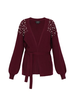 Burgundi színű kötött kardigán, betekert dizájnnal, hosszú ujjakkal és gyöngyökkel díszített vállrészsel. Öv is tartozik hozzá, amely a derékon kötődik.