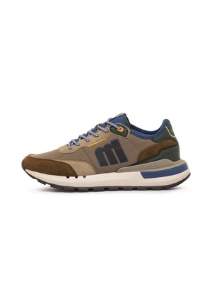 Sneaker marrone e blu navy con pelle mista e camoscio, lacci decorati, logo "m" sul lato, suola imbottita e dettaglio di supporto per il tallone.