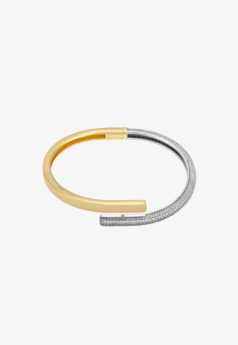 Brățară tip bangle deschisă, cu o jumătate aur neted și cealaltă jumătate argintie, cu mici pietre strălucitoare.