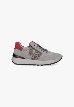 Grijze suède sneaker met een rode hiel, een luipaardprint zijkant, grijze veters en een ritsdetail. Beschikt over een gestructureerde zool voor grip.