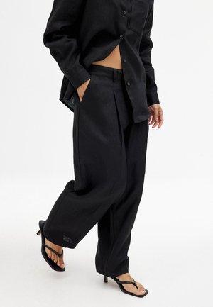 MID WAIST - Hlače - black