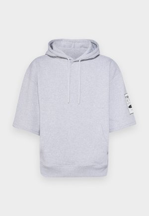 Hanorac scurt de culoare gri deschis, confecționat dintr-o stofă moale, având glugă cu șnur, mâneci scurte și un patch cu etichetă pe brațul stâng.