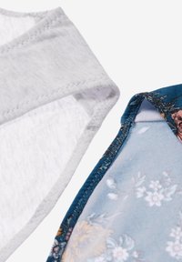 Dwie pary damskiej bielizny: jedna szara, bawełniana o gładkiej fakturze, a druga w kwiatowy wzór na niebieskim tle z miękkiego, elastycznego materiału.