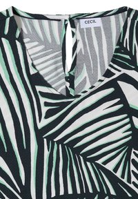T-shirt col en V avec motif abstrait de feuilles vertes, noires et blanches et une petite ouverture en forme de trou de serrure au dos sous l’étiquette "CECIL".