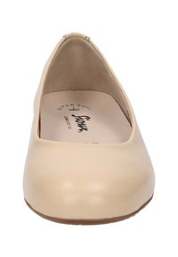 Beige Ballerinas mit runder Zehenpartie und glattem Lederobermaterial. Das Innenfutter verfügt über eine gepolsterte Innensohle, die mit "Super Soft" gekennzeichnet ist. Niedriges, flexibles Profil.