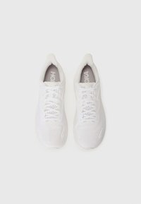 Baskets de sport blanches avec une tige texturée, un embout renforcé et un logo gris contrastant sur la semelle intérieure. Elles présentent des lacets blancs plats et un rembourrage.
