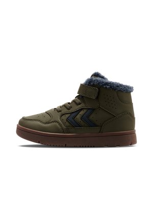 Wysokie buty sportowe w oliwkowym kolorze z ciemnoniebieskimi akcentami w kształcie jodełki, brązową podeszwą, paskiem na rzep, sznurowadłami i szarą podszewką z futerka wokół kostki.