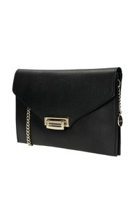 Clutch in pelle nera con una finitura testurizzata, accessori metallici e una catena decorativa. Presenta una chiusura a pattina e una forma rettangolare.