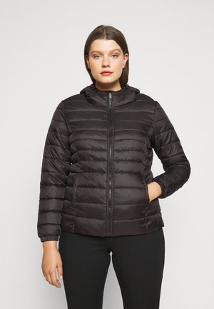 Giacca invernale nera con cappuccio, caratterizzata da un design a cuciture orizzontali, chiusura frontale con zip e polsini elasticizzati. Indossata sopra pantaloni neri.
