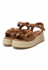 Sandalias de cuña de ante en marrón con detalles florales, correas para el tobillo ajustables, plantilla de yute trenzado y suela plana de goma.