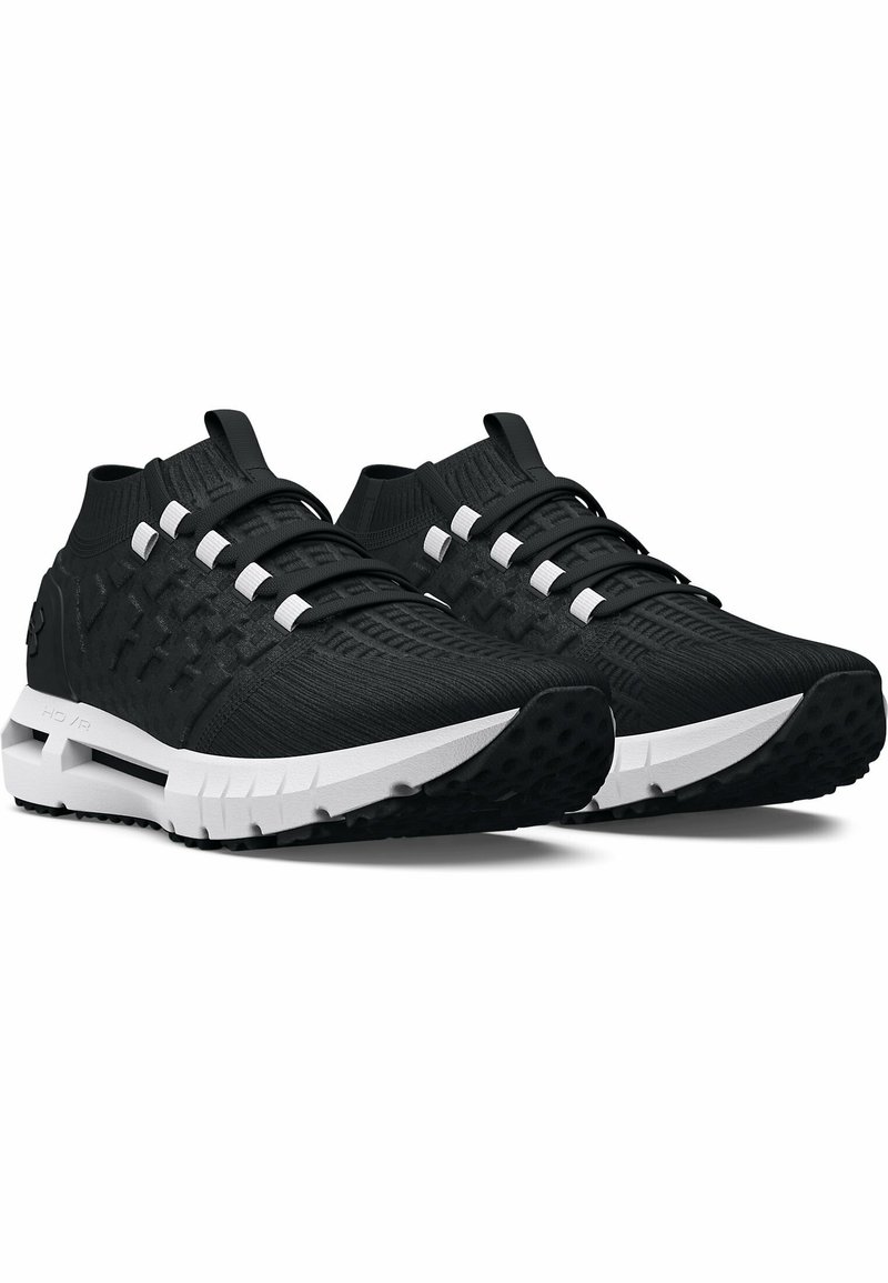 Zapatillas deportivas negras con parte superior de punto texturizado, acentos blancos y una suela acolchada distintiva con un dibujo en la banda de rodadura.