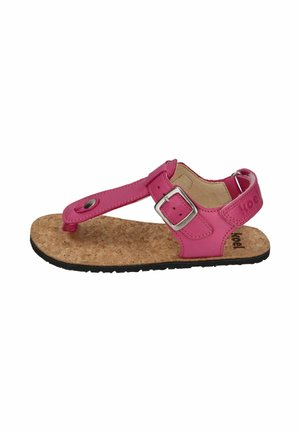 Rosa Kleinkind-Sandale mit Korkfußbett, verstellbarem Schnallenriemen und Zehenlasche auf schwarzer Sohle, seitlich auf weißem Hintergrund.
