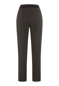 Pantalon gris foncé sur mesure en tissu lisse, coupe droite, avec une ceinture noire ornée d'un subtil accent argenté.