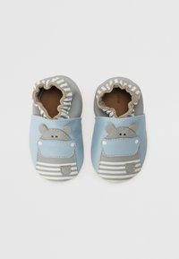 Botas de bebé de cuero suave en azul claro y gris. Presentan un patrón a rayas, bordes con volantes y un diseño de oso con detalles bordados.