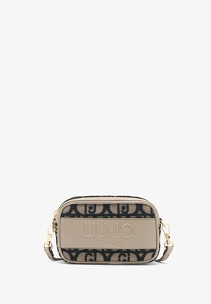 Borsa sintetica beige con accenti neri a motivo, logo bronzo "LIU JO" su un lato, presenta una chiusura con zip e una tracolla removibile.