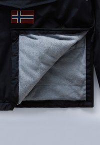Marineblauwe buitenjas met een rood Noors vlagpatch. Grijze fleece voering zichtbaar, met een gladde textuur en ritssluiting.