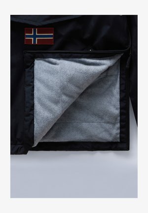 Chaqueta exterior azul marino con un parche de la bandera noruega roja. Forro de polar gris visible, que presenta una textura suave y cierre con cremallera.