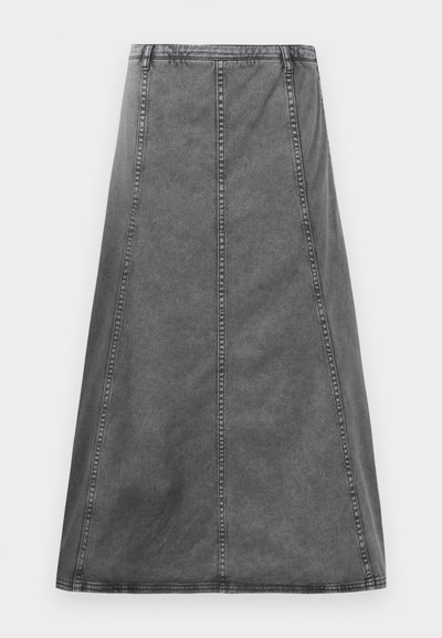 Magas derekú, szürke A-vonalú farmer szoknya függőleges varrásokkal és övrögzítőkkel, fehér háttér előtt bemutatva.
