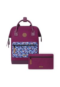 Zaino di tessuto viola con una tasca frontale a motivo geometrico blu, maniglie superiori doppie e una borsa con zip abbinata. Materiali testurizzati.