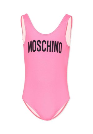 Różowy jednoczęściowy strój kąpielowy z bezrękawnym fasonem i dużym czarnym napisem "MOSCHINO" na piersi.