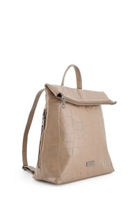 Beige læder rygsæk med krokodillemønster, der har en fold-over klap, top håndtag og en side lynlås.