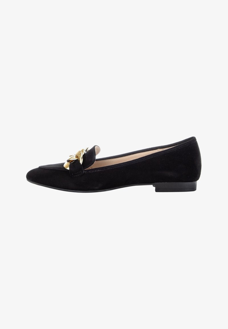 Chaussure plate en daim noir avec bout rond et détail de chaîne dorée à l'avant, talon bas et doublure intérieure beige clair.