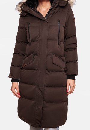 Pitkä ruskea toppattu talvitakki, jossa on turkisreunuksinen huppu, vetoketju ja läpälliset taskut, päällä punalakkainen henkilö vaalealla taustalla.