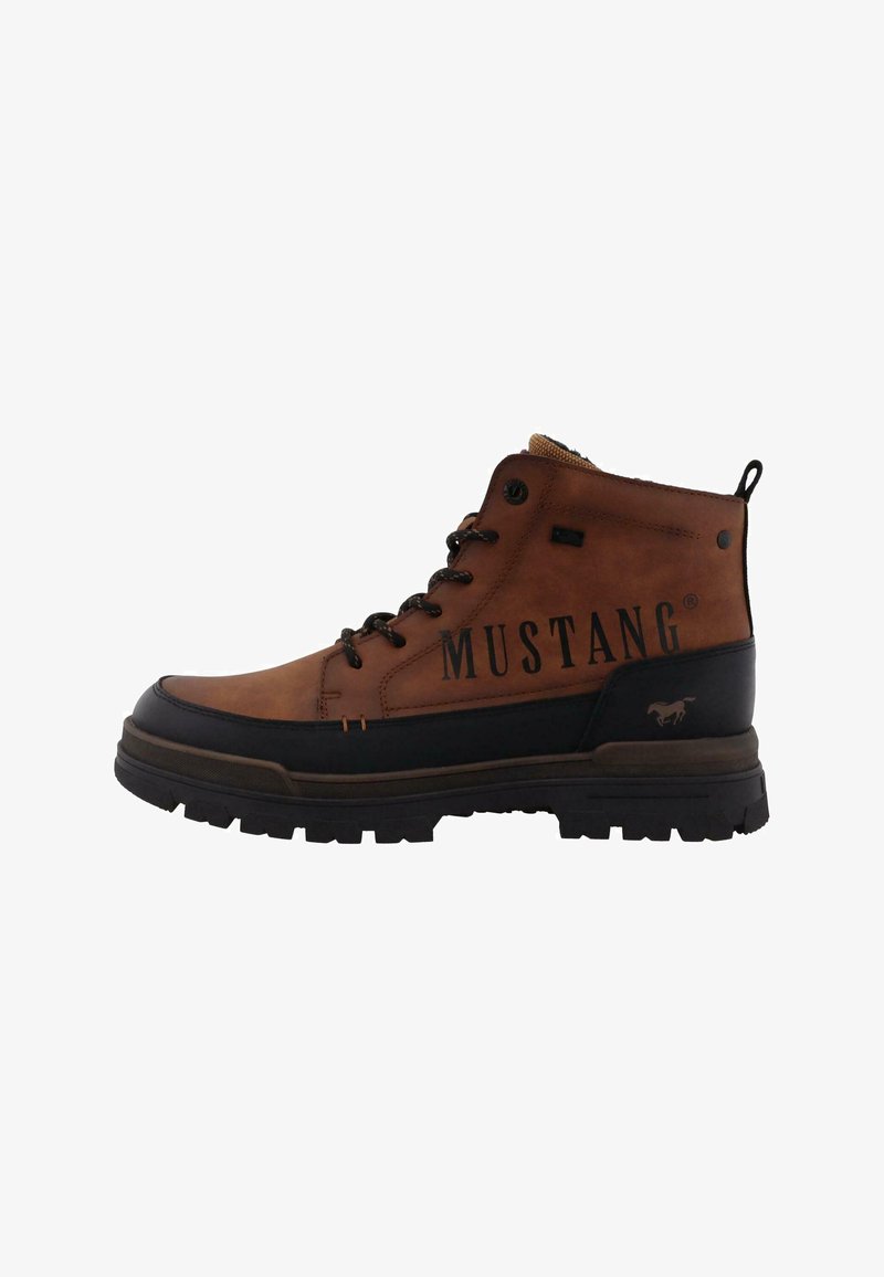 Bruine leren hoge laars met zwarte accenten, robuuste zool en de merknaam "MUSTANG" op de zijkant gedrukt. Gedetailleerde stiksels zichtbaar.