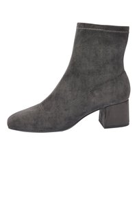 Enkelboot in donkergrijs suede met een spitse neus, subtiele stikdetails en een chunky blokhak. Soepele textuur en strak ontwerp.