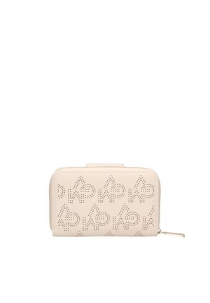 Portefeuille en cuir beige avec fermeture éclair et motif géométrique perforé sur le devant, conçu pour transporter des cartes et de l'argent liquide.