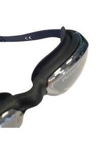 Zwembril met een zwarte siliconen band en frame, heldere lenzen en een rubberen grip voor comfort, met een CE-markering.