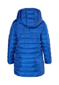 Modrá péřová bunda s kapucí, která má prošívaný design a lesklou, hladkou texturu. Viditelný je zip a dlouhé rukávy.