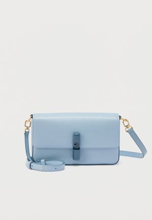 Borsa a tracolla rettangolare in pelle azzurro chiaro con tracolla regolabile e chiusura frontale blu scuro su sfondo neutro.