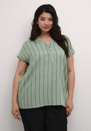 Blouse à manches courtes vert clair avec des rayures verticales grises, patte de boutonnage et coupe décontractée. Tissu doux avec une texture lisse.