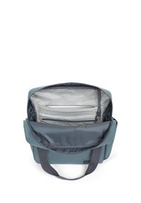 Borsa in tessuto blu con chiusura a zip, foderata a righe, con molteplici tasche interne e doppi manici per un facile trasporto.