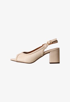 Beige slingback pumps met geweven lederstructuur, gevlochten rand, open teen en verstelbare gespsluiting.