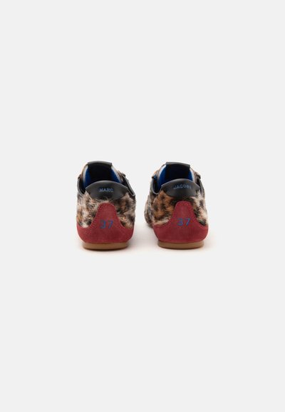 Paire de baskets imprimé léopard avec talons en daim rouge, semelles en caoutchouc beige et languettes de talon noires étiquetées "Marc Jacobs" et taille 37 en bleu.