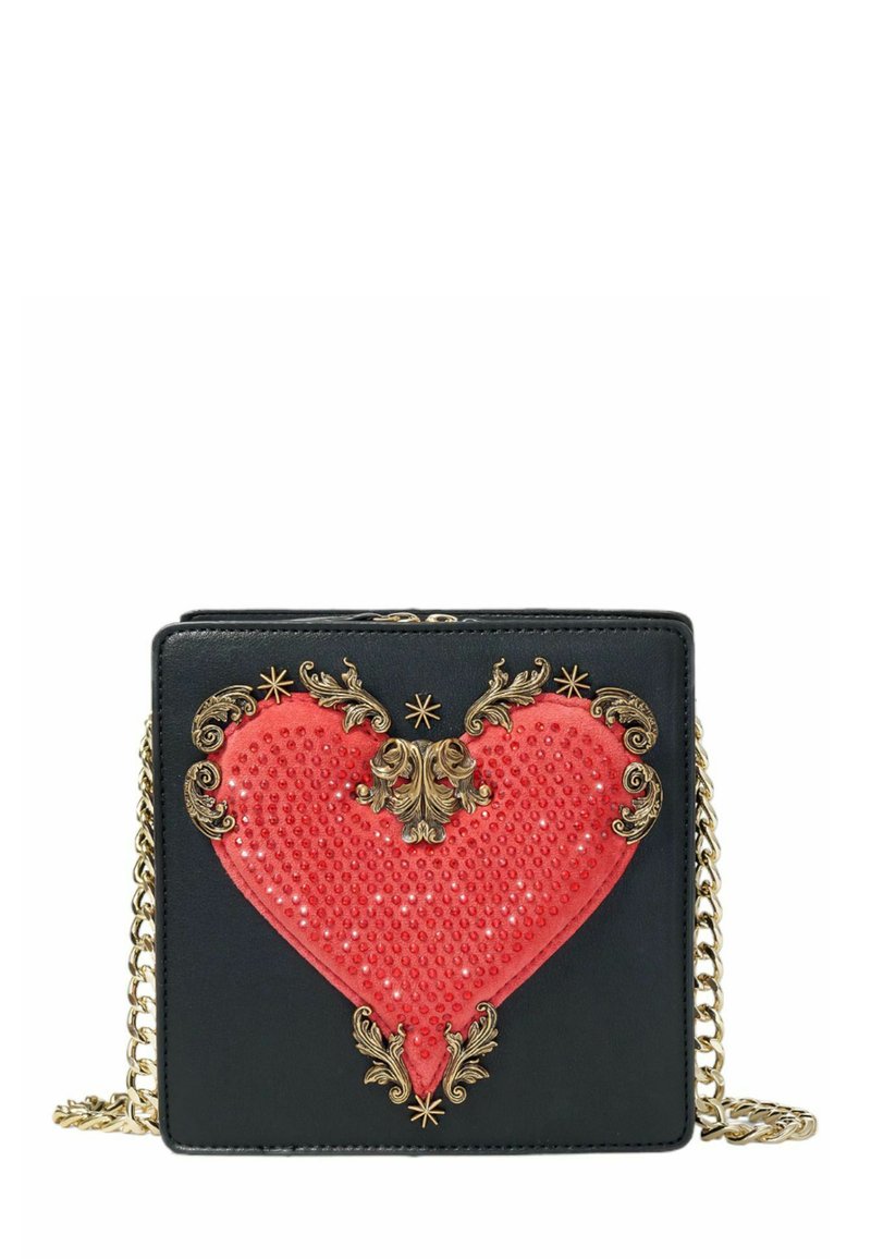 Borsa in pelle nera con un design a cuore rosso prominente e dettagli in rilievo, arricchita da hardware dorato e dettagli intricati.