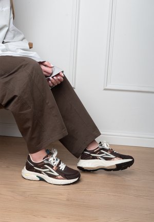 Posh by Poelman, POSH BY POELMAN GINNY DAMEN SNEAKER. - Trainers - dark brown