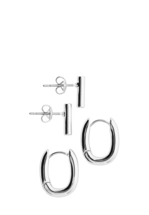 Deux paires de boucles d'oreilles en argent : une paire est constituée de petites barres verticales avec fermoirs à tige, l'autre paire est constituée de créoles ovales de taille moyenne.