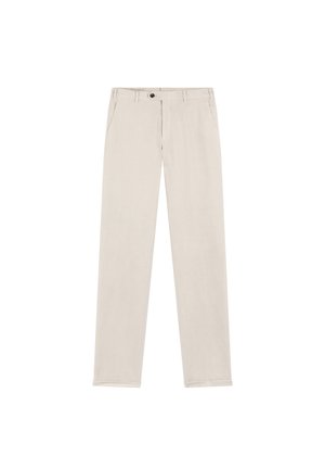 Pantalones beige de pierna recta con trabillas para cinturón, botón frontal y bolsillos laterales, mostrados sobre un fondo blanco.
