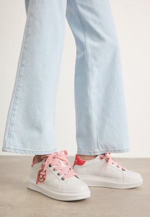 Sneakers bianche con materiale liscio, occhielli rosa e dettagli rossi, caratterizzati da un design a motivi e lacci a quadretti rosa.